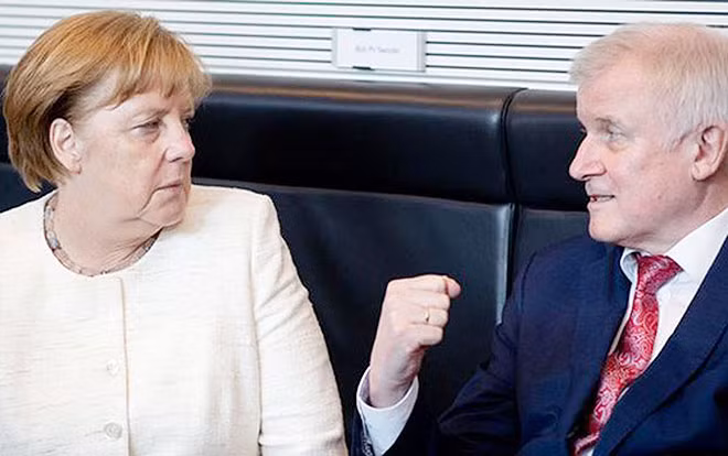 Thủ tướng Angela Merkel (trái) và Bộ trưởng Nội vụ Horst Seehofer. Ảnh: DPA.