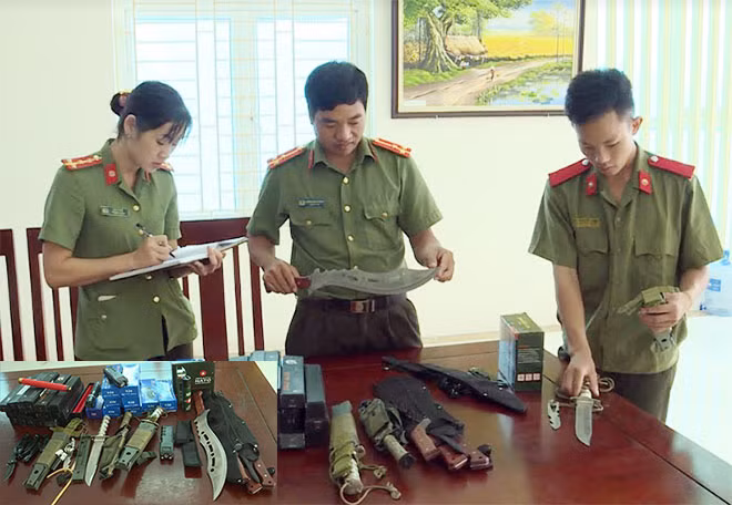 Các loại vũ khí thô sơ, công cụ hỗ trợ thu hồi tại nhà Lê Văn Hưng.