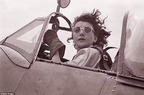 Mauren Dunlop, một tượng đài của ATA trong khoang lái Spitfire.