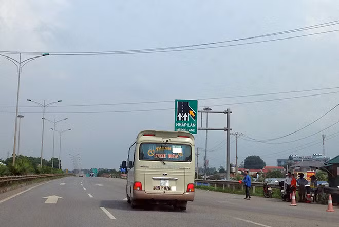 Xe khách dừng, đón trả khách không đúng quy định trên đường cao tốc Hà Nội – Thái Nguyên. Xe khách dừng, đón trả khách không đúng quy định trên đường cao tốc Hà Nội – Thái Nguyên.