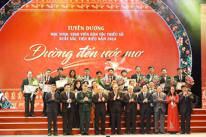 Phó Thủ tướng Thường trực Trương Hoà Bình cùng đại biểu và các nhà tài trợ cho chương trình.