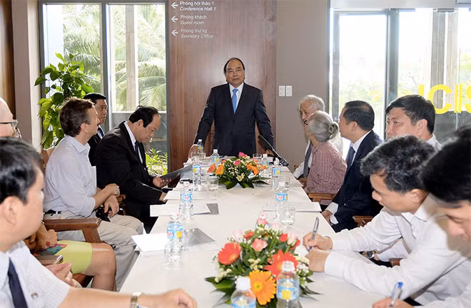 Thủ tướng làm việc với các nhà khoa học tại Trung tâm ICISE. Ảnh: VGP/Quang Hiếu