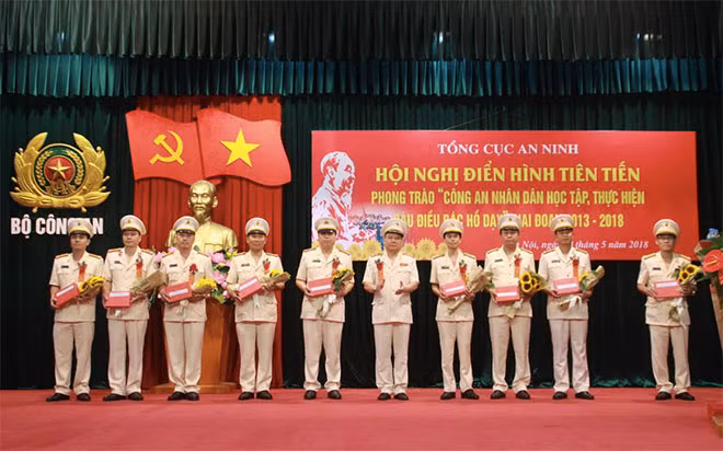 Trung tướng Nguyễn Chí Thành tặng hoa chúc mừng các đơn vị được vinh danh.