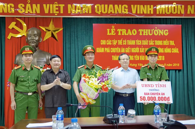 Đồng chí Đỗ Tiến Sỹ- Ủy viên Trung ương Đảng, Bí Thư Tỉnh ủy và đồng chí Nguyễn Văn Phóng, Phó Bí thư Tỉnh ủy, Chủ tịch UBND tỉnh trao thưởng cho các tập thể có thành tích xuất sắc trong đấu tranh chuyên án