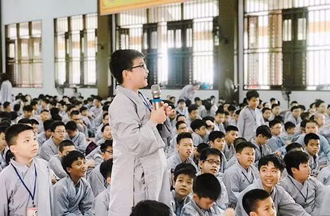 Một thiền sinh nhí đang “vấn đạo” các thiền sư trong một khóa tu dành cho thanh thiếu niên.
