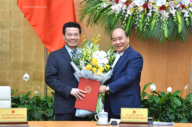 Thủ tướng Nguyễn Xuân Phúc trao Quyết định của Chủ tịch nước bổ nhiệm Bộ trưởng Bộ TT&TT với ông Nguyễn Mạnh Hùng. Ảnh: VGP/Quang Hiếu