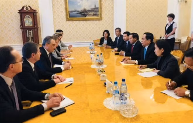 Quang cảnh buổi làm việc.