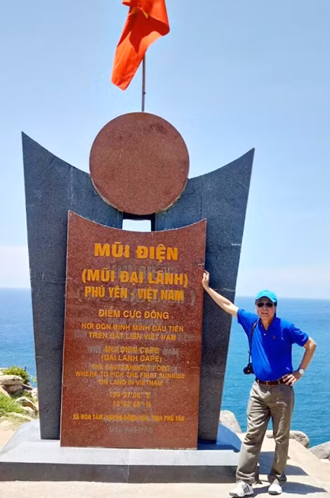 Tác giả Thẩm Hoàng Long đứng ở mũi Đại Lãnh (Phú Yên) - cực Đông đất nước, nơi đón ánh bình minh đầu tiên ở Việt Nam. Tác giả Thẩm Hoàng Long đứng ở mũi Đại Lãnh (Phú Yên) - cực Đông đất nước, nơi đón ánh bình minh đầu tiên ở Việt Nam.