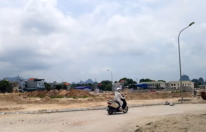 Nhiều dự án ở Vân Đồn mới được hình thành nhưng đã bị “cò” đất đẩy giá lên cao ngất ngưởng. Nhiều dự án ở Vân Đồn mới được hình thành nhưng đã bị “cò” đất đẩy giá lên cao ngất ngưởng.