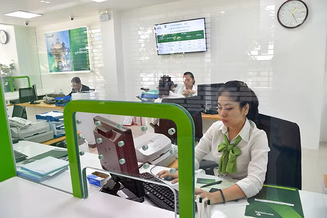 Hoạt động chăm sóc khách hàng tại vietcombank Lào.