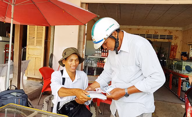 Anh Kim Thái (bên trái), giờ đã là công chức Văn phòng HĐND-UBND huyện Long Phú (Sóc Trăng).