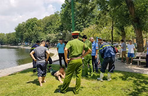Lực lượng chức năng khẩn trương có mặt tại hiện trường đưa nam thanh niên này vào bờ.
