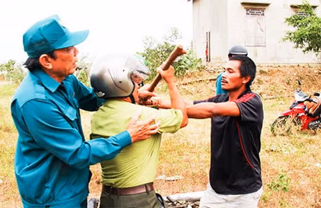 Y Son – một đối tượng trong nhóm “lâm tặc” ở buôn Tương, xã Ninh Tây cầm cây tấn công ông Nguyễn Văn Thịnh – Trưởng Trạm kiểm lâm Ninh Xuân. Ảnh: Bích La.