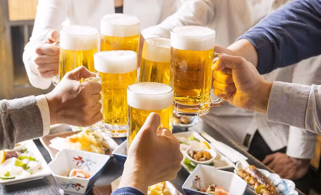 Lạm dụng rượu bia là nguyên nhân gây bệnh không lây nhiễm, TNGT và bạo lực. Lạm dụng rượu bia là nguyên nhân gây bệnh không lây nhiễm, TNGT và bạo lực.