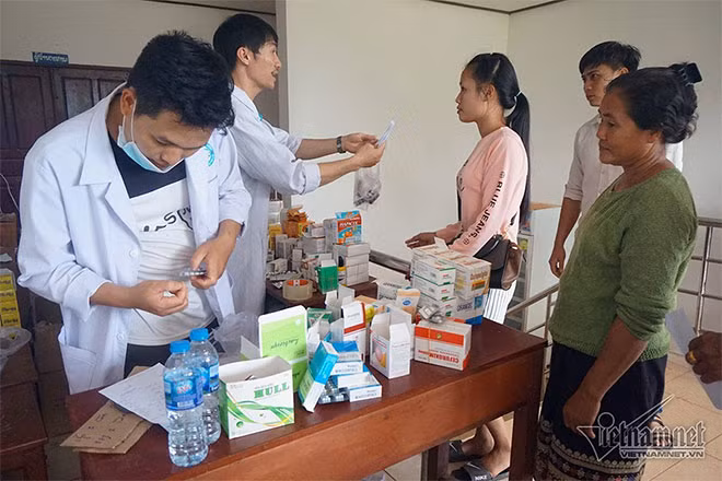 Người dân Lào được khám tổng quát và phát thuốc miễn phí