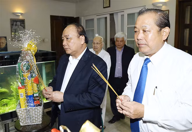 Thủ tướng Nguyễn Xuân Phúc và Phó Thủ tướng Trương Hòa Bình dâng hương Tổng Bí thư Nguyễn Văn Linh - Ảnh: TTXVN