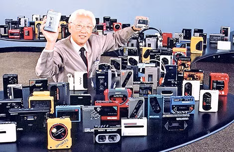Nhà đồng sáng lập Sony, Akio Morita và những sản phẩm của hãng.