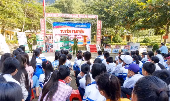 Cán bộ Khoa Cảnh sát Phòng chống tội phạm về ma tuý tuyên truyền phổ biến pháp luật và tác hại của tệ nạn ma tuý cho học sinh Trường Trung học và Tiểu học xã Tự Do.