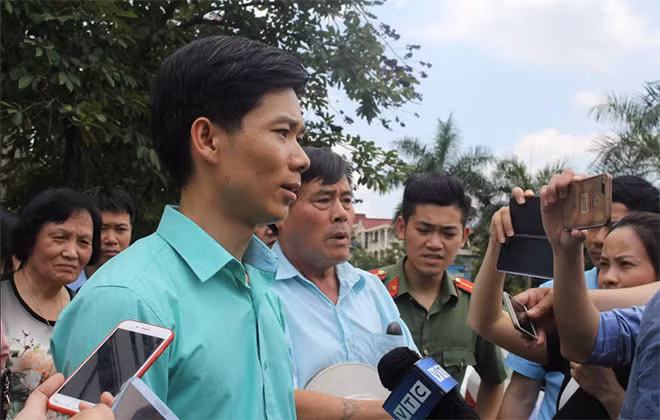 Bị cáo Hoàng Công Lương trả lời trước cơ quan báo chí sau buổi xét xử. Bị cáo Hoàng Công Lương trả lời trước cơ quan báo chí sau buổi xét xử.