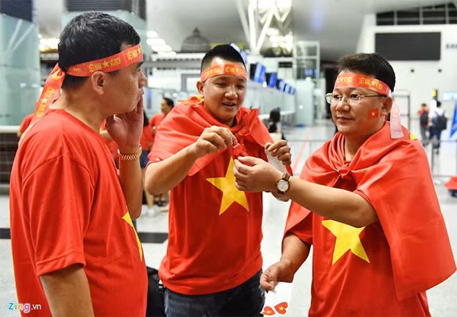 Nhóm CĐV từ Bắc Ninh khoảng 20 thành viên dậy từ 1h sáng để di chuyển về sân bay. “Chúng tôi đã thức cả đêm đợi đến giờ đi”, một thành viên không giấu nổi sự hào hứng chia sẻ.