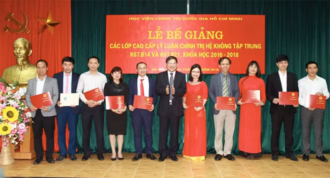 PGS.TS Nguyễn Duy Bắc, Phó Giám đốc Học viện Chính trị quốc gia Hồ Chí Minh trao Bằng tốt nghiệp cho các học viên. PGS.TS Nguyễn Duy Bắc, Phó Giám đốc Học viện Chính trị quốc gia Hồ Chí Minh trao Bằng tốt nghiệp cho các học viên.