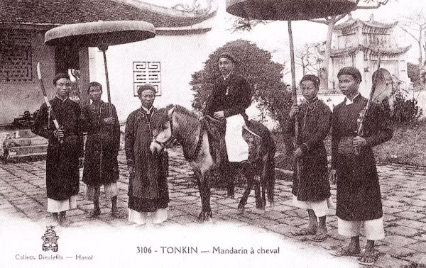 Một vị quan với đoàn tùy tùng. Ảnh: L.G.