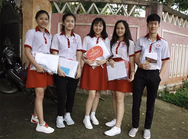 Hà Vi cùng bạn bè trường Đông Du trong ngày thi đầu tiên của kỳ thi tốt nghiệp THPT Quốc gia năm 2018. Hà Vi cùng bạn bè trường Đông Du trong ngày thi đầu tiên của kỳ thi tốt nghiệp THPT Quốc gia năm 2018.