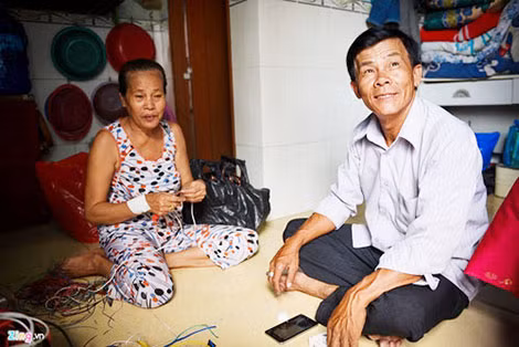 Vợ chồng Mạnh Thường trong căn phòng chật hẹp.
