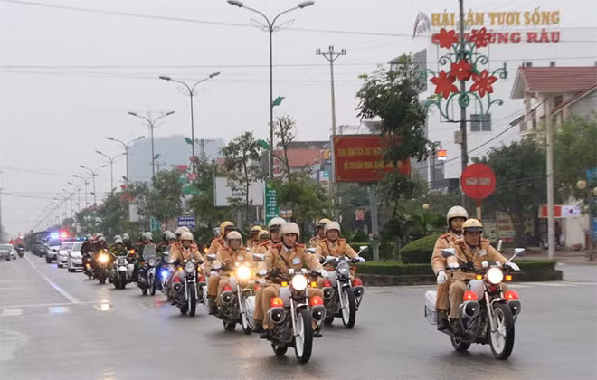 Các lực lượng ra quân tại buổi lễ.