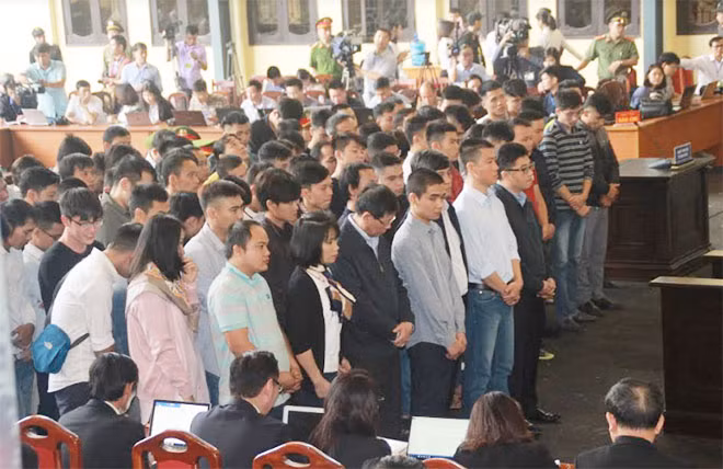 Các bị cáo tại phiên xử.