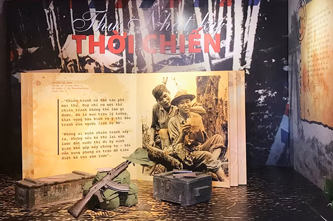 Một góc trưng bày tại Triển lãm “Thư, nhật ký thời chiến”.