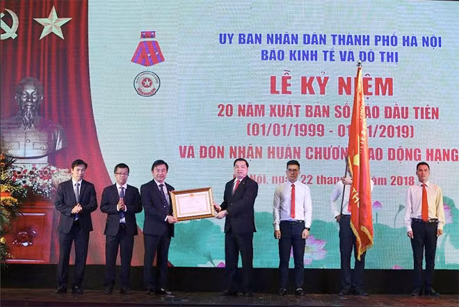 Thừa ủy quyền của Chủ tịch nước, Phó Trưởng ban Tuyên giáo Trung ương Lê Mạnh Hùng trao Huân chương lao động hạng Nhì cho báo Kinh tế & Đô thị.