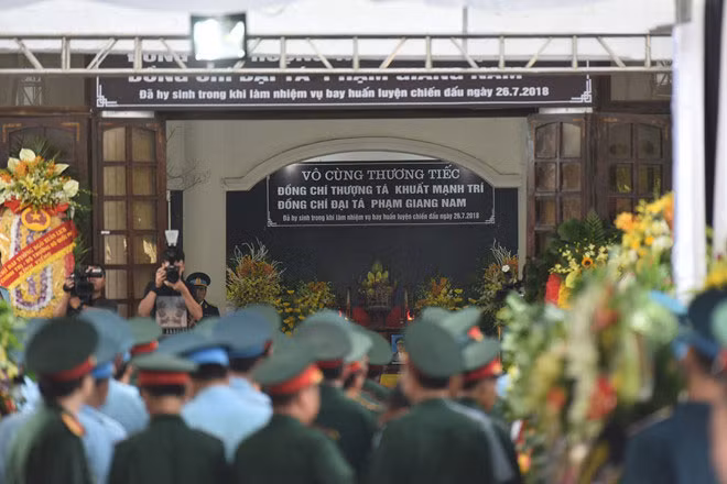 Từ 7h sáng, hàng trăm cán bộ, chiến sĩ... đã có mặt tại Nhà tang lễ Bệnh viện Quân y 4 để viếng, tiễn đưa 2 phi công Khuất Mạnh Trí và Phạm Giang Nam. Ảnh: Việt Hùng.