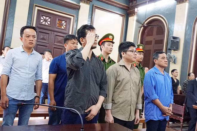 Các bị cáo tại phiên xử.