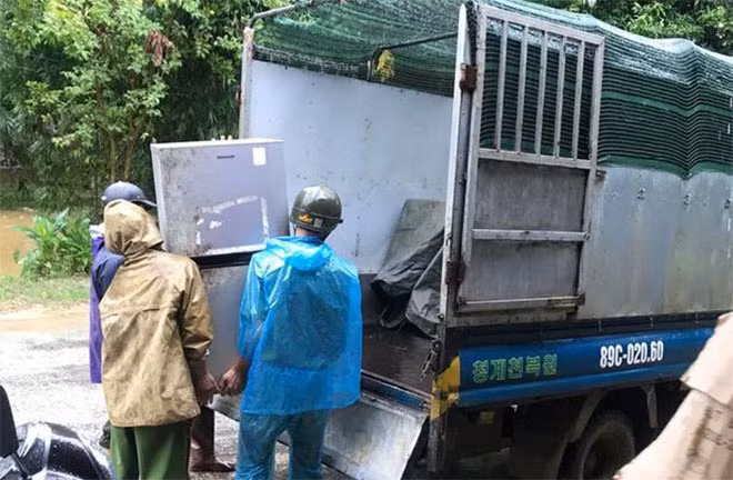 Công an Quan Hóa giúp dân sơ tán người và tài sản đến nơi an toàn