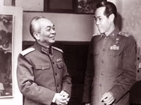 Nhà tình báo Phạm Xuân Ẩn (phải) và Đại tướng Võ Nguyên Giáp.