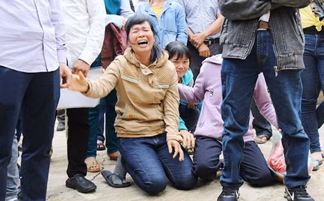 Bà Mai Thị Khuyên viết đơn ra Trung ương xin ân xá cho chồng. Bà Mai Thị Khuyên viết đơn ra Trung ương xin ân xá cho chồng.