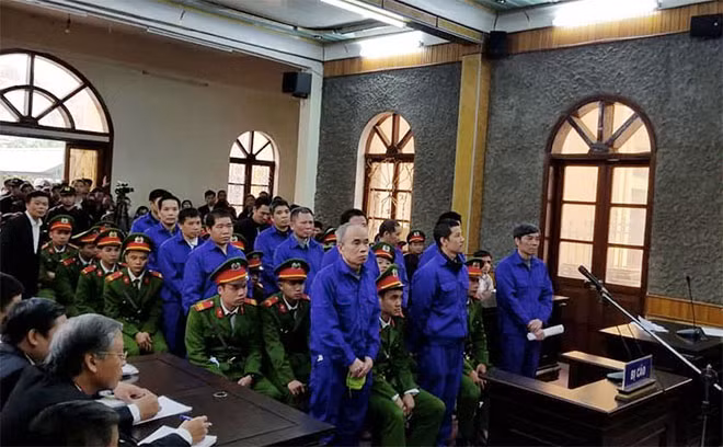 Các bị cáo tại phiên xử.