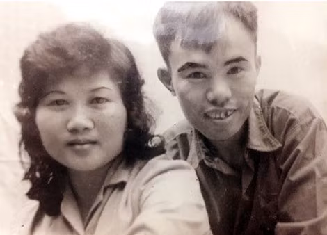 Vợ chồng nữ sĩ Đặng Nguyệt Anh ở chiến khu R năm 1973.