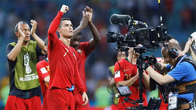 Ronaldo "gánh team", giúp Bồ Đào Nha có điểm khi đối đầu Tây Ban Nha.