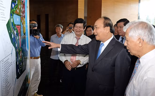 Thủ tướng thăm không gian khoa học và nhà mô hình vũ trụ tại Trung tâm ICISE. Ảnh: VGP/Quang Hiếu.