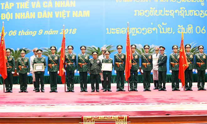 Bộ trưởng Chăn-sạ-mỏn Chăn-nha-lạt trao tặng Huân chương của Nhà nước Lào cho các tập thể thuộc QĐND Việt Nam