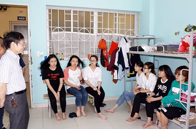Thầy Dương Đức Hùng, Chủ tịch Hội đồng Trường ĐH Hải Phòng gặp gỡ, trao đổi để sinh viên cảnh giác với tà đạo.