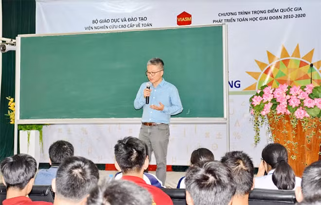 GS Ngô Bảo Châu chia sẻ kinh nghiệm trong buổi khai mạc khóa học “Trường hè toán học” khu vực miền Trung – Tây Nguyên.