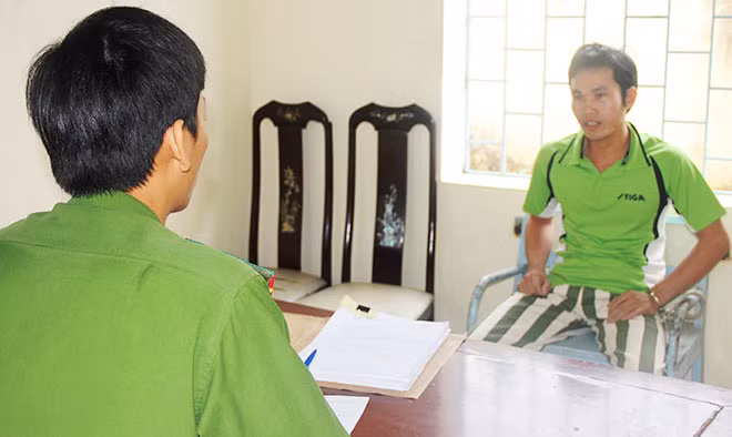 Lê Văn Tuấn tại cơ quan Công an huyện Đam Rông.