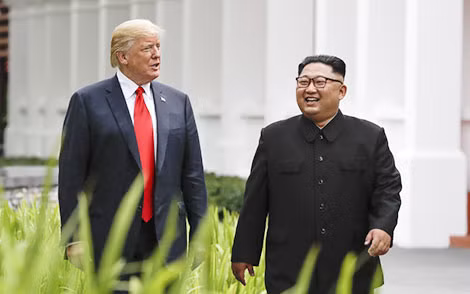 Tổng thống Mỹ Donald Trump cùng nhà lãnh đạo Triều Tiên Kim Jong-un tại Singapore. Ảnh: L.G.