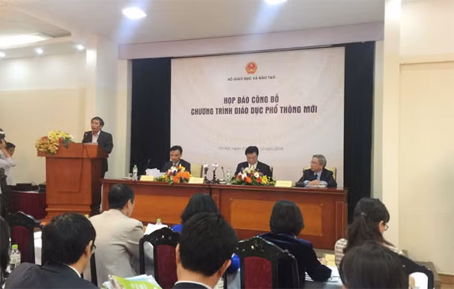 Các đại biểu tham dự họp báo công bố chương trình GDPT mới.