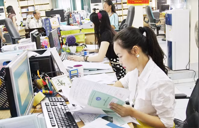 Bảo hiểm xã hội TP Hà Nội phục vụ người dân, hướng tới việc thanh toán điện tử với các khoản thu. Bảo hiểm xã hội TP Hà Nội phục vụ người dân, hướng tới việc thanh toán điện tử với các khoản thu.