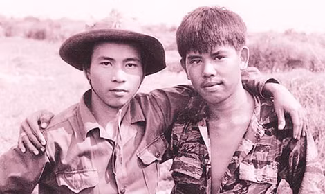 Bức ảnh “Hai người lính” - biểu trưng sống động tình cảm đoàn kết, hòa hợp dân tộc.