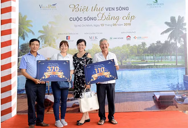 Khách hàng nhận giải thưởng tại sự kiện “Biệt thư ven sông, cuộc sống đẳng cấp”.